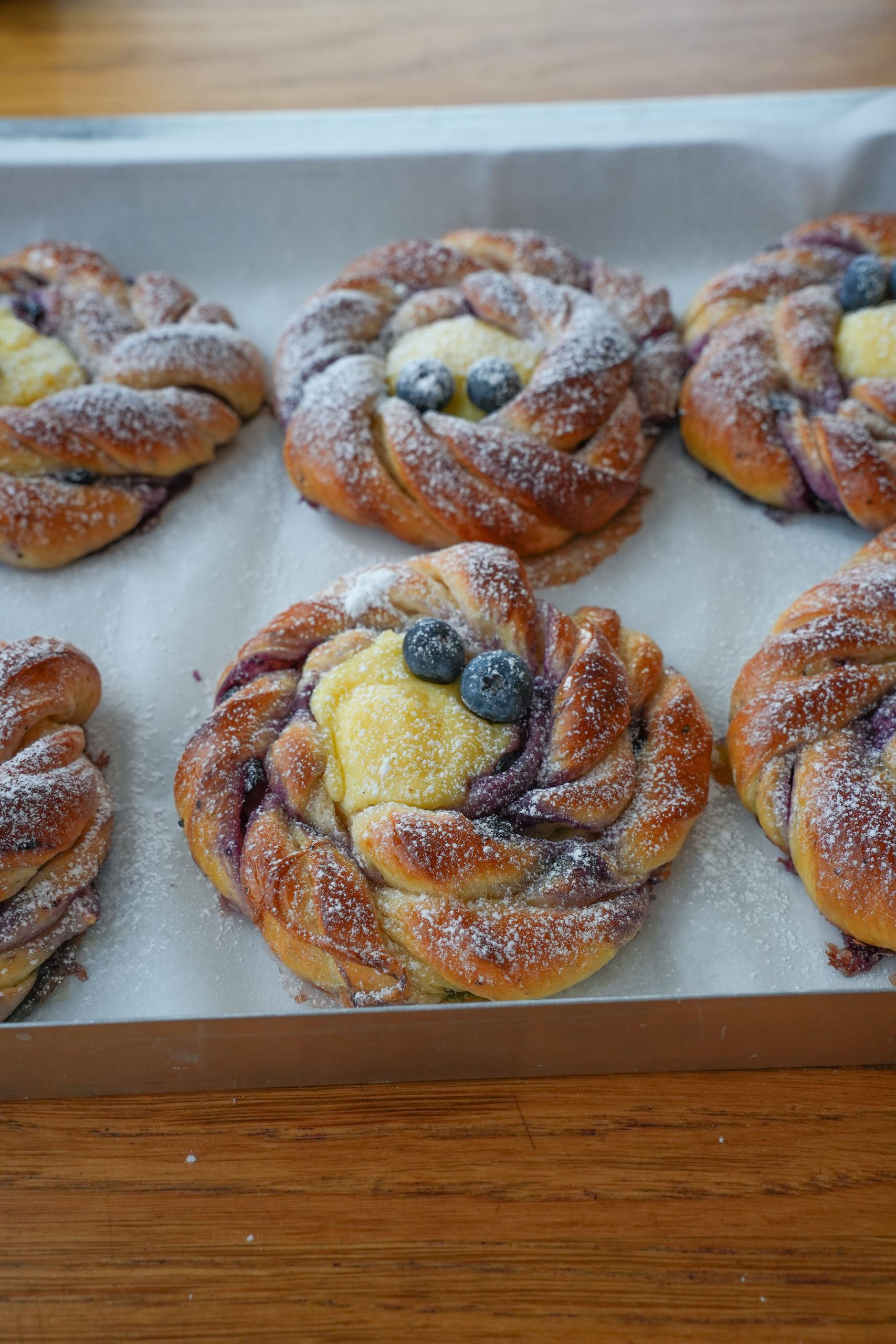 Blåbärsbullar med vaniljkräm